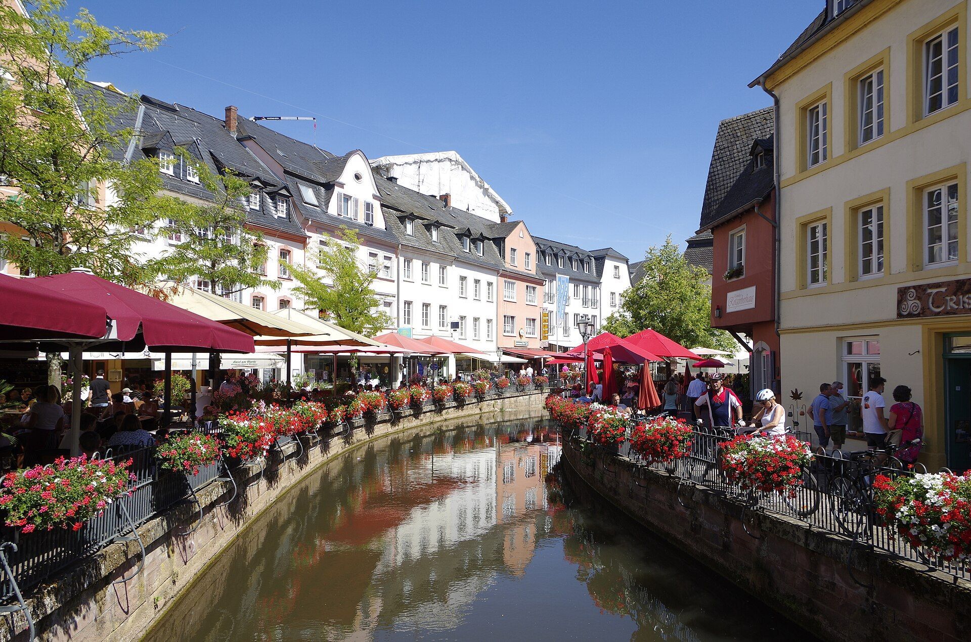 Buttermarkt in Saarburg im Sommer mit Cafés am Leukbach